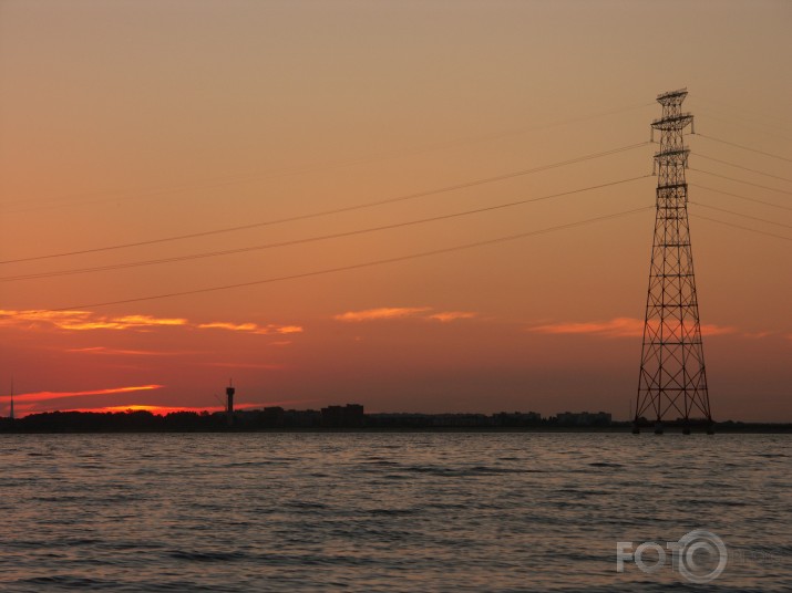 Elektroenerģijas pārvades augstsprieguma līnijas masts saulrietā