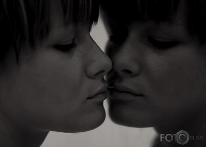 ...FIRST kiss for F-blog!