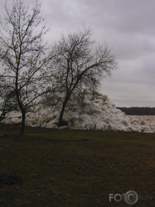 Ledus strēgums Daugavā