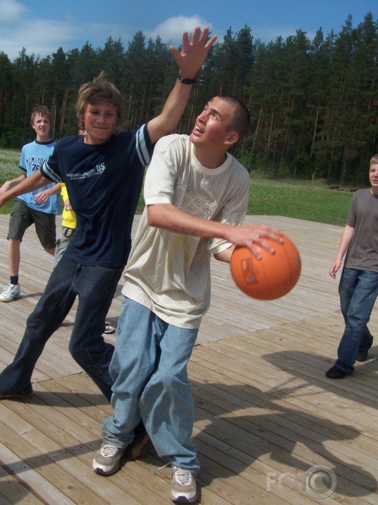 Lidojošais Atis/parasts basketbols