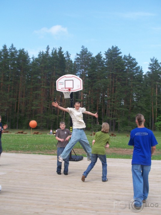Lidojošais Atis/parasts basketbols