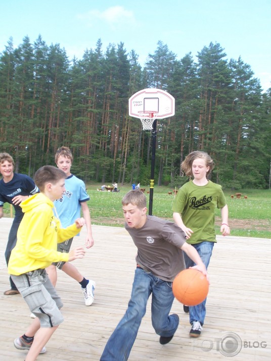 Lidojošais Atis/parasts basketbols