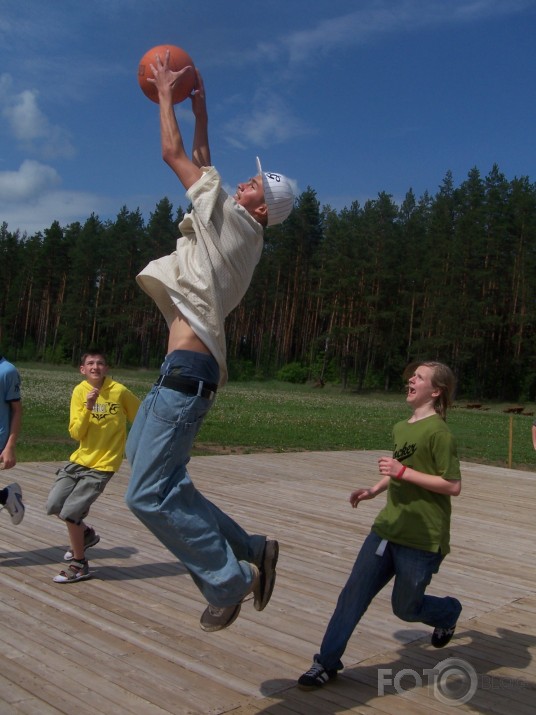 Lidojošais Atis/parasts basketbols