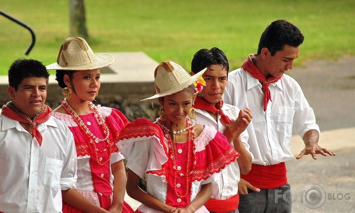 Meksikas jauniesu deju grupas Del Ayuntamiento De Colima un tradicionalas meksikanu muzikas orkestra Mariachi Juvenil Santa cecilia KONCERTS