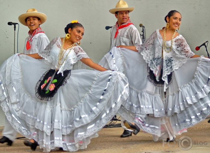 Meksikas jauniesu deju grupas Del Ayuntamiento De Colima un tradicionalas meksikanu muzikas orkestra Mariachi Juvenil Santa cecilia KONCERTS