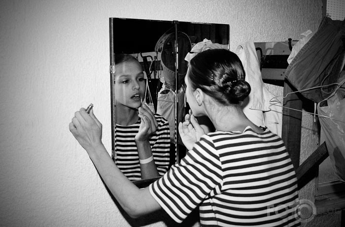 Meitenes un spoguļi