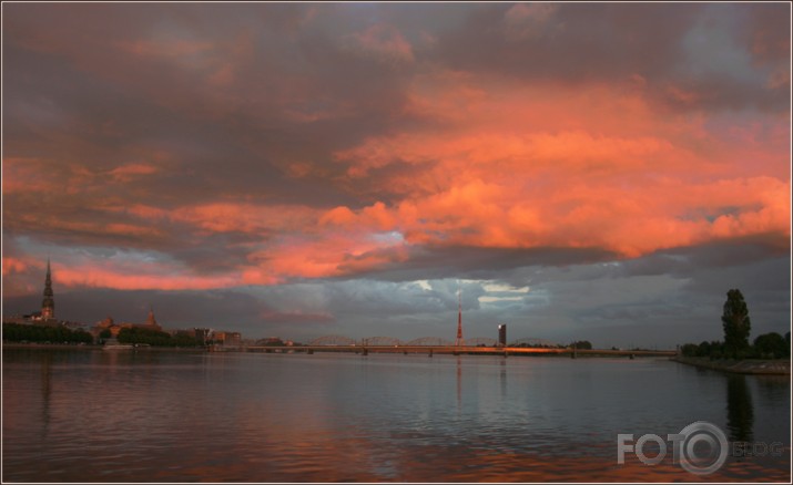 Nāk vakars, izgrezno Daugavu