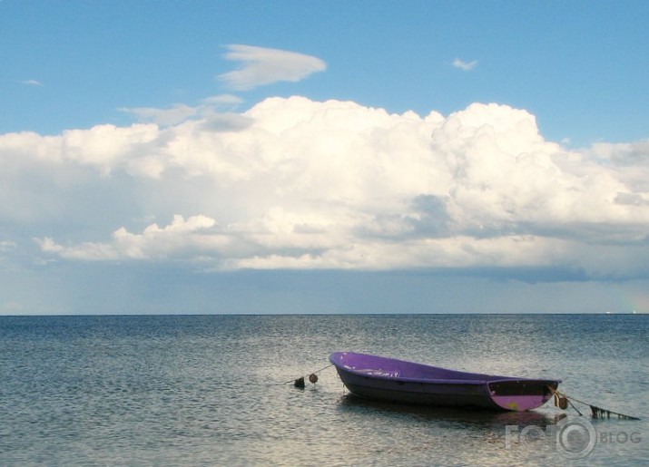 mākoņi un laiva