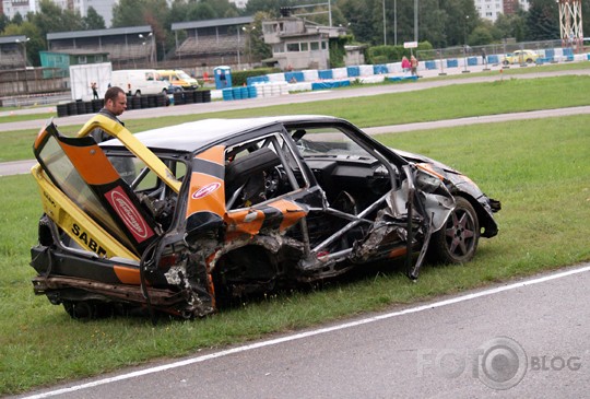 Neliels mēģinājums pabildēt autosportu.