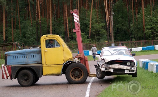 Neliels mēģinājums pabildēt autosportu.