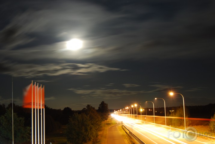 Nakts panorāma uz Tallinas šosejas Ādažos.