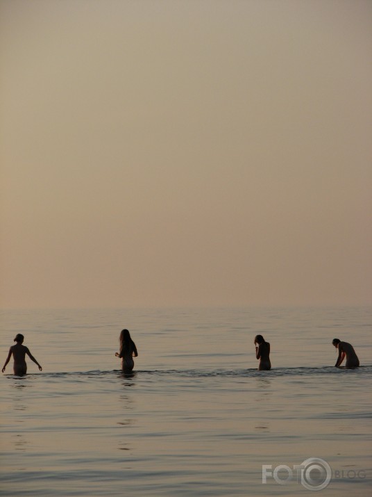 četras kailas meitenes peldēties iet