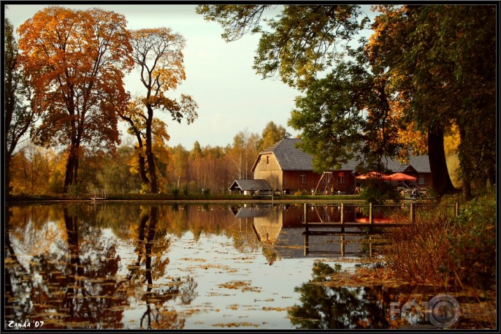 Rudenī ieskauta.