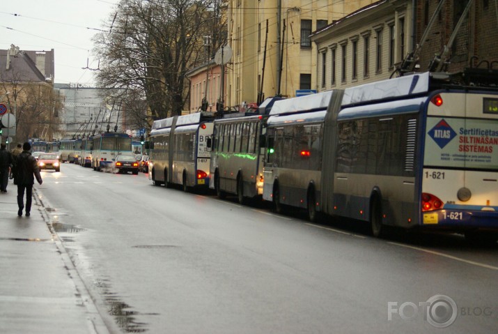 Trolejbuss + Bez vadiem = Sastregums