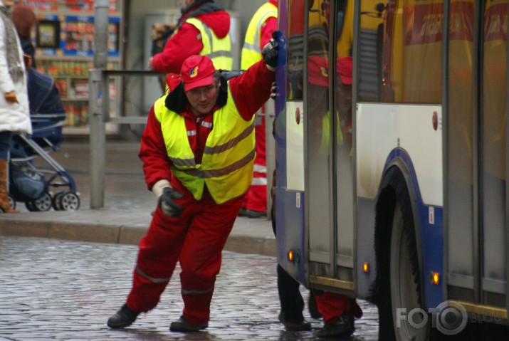 Trolejbuss + Bez vadiem = Sastregums