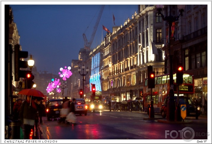 Mani pirms Ziemassvētki Londonā.