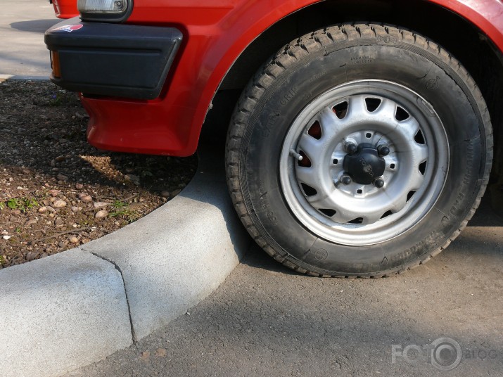 Pamēģini auto noparkot šādi ... :D