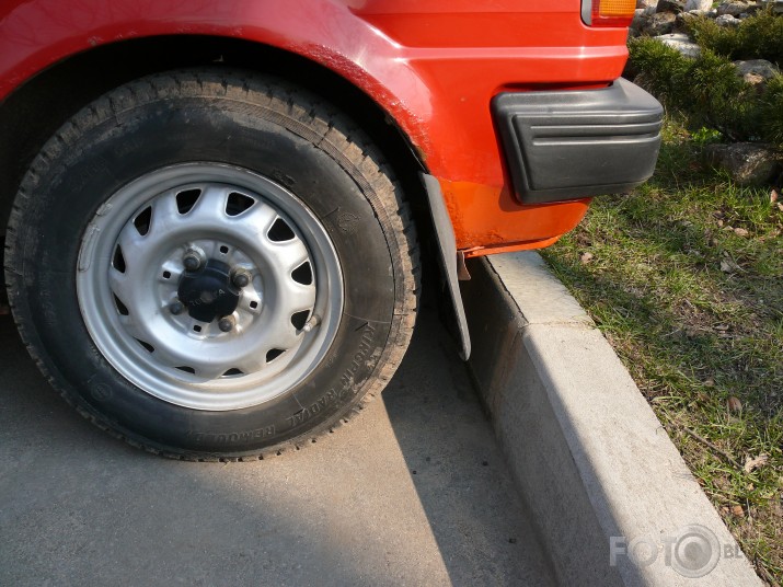 Pamēģini auto noparkot šādi ... :D
