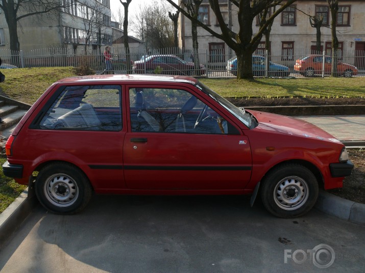 Pamēģini auto noparkot šādi ... :D