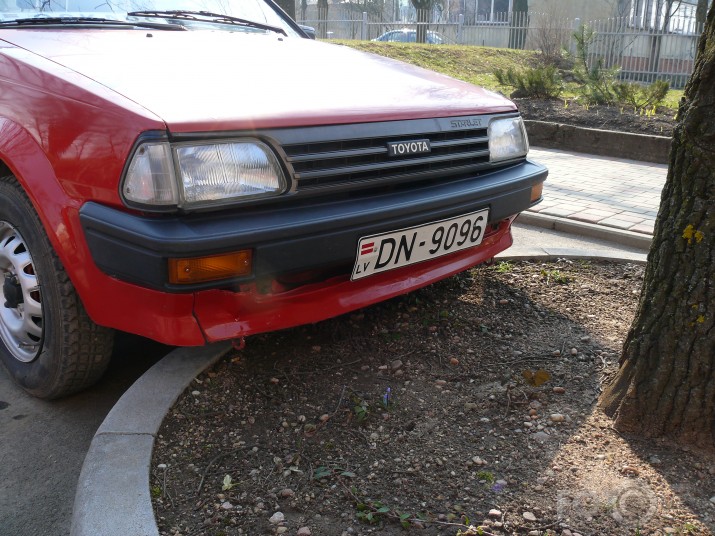 Pamēģini auto noparkot šādi ... :D