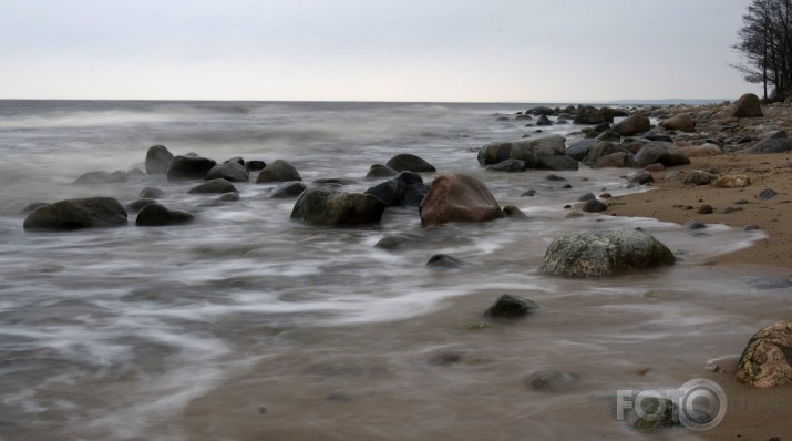 ūdens savā neatlaidībā pārvērš akmeņus smiltīs