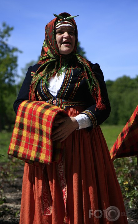 Potogrāpi sabraukuši... ēēē... Suitu sievām dupšos kniebti, dupšos kniebti... ōōō...