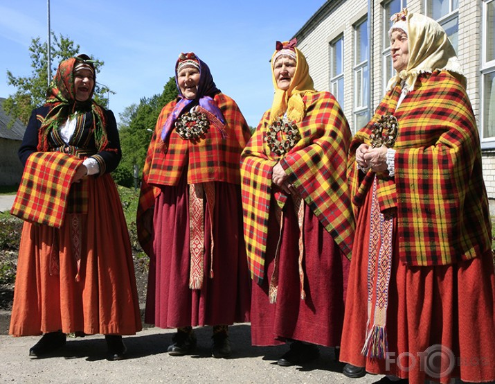 Potogrāpi sabraukuši... ēēē... Suitu sievām dupšos kniebti, dupšos kniebti... ōōō...