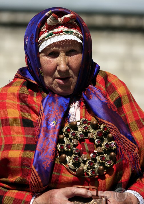 Potogrāpi sabraukuši... ēēē... Suitu sievām dupšos kniebti, dupšos kniebti... ōōō...