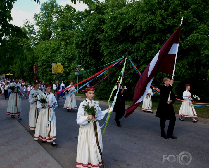 Svētku gājiens "Latvju bērni danci veda"