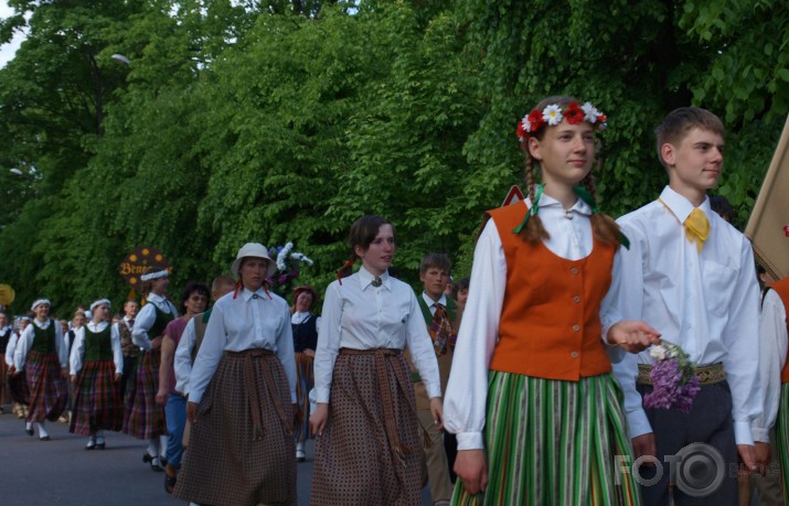 Svētku gājiens "Latvju bērni danci veda"