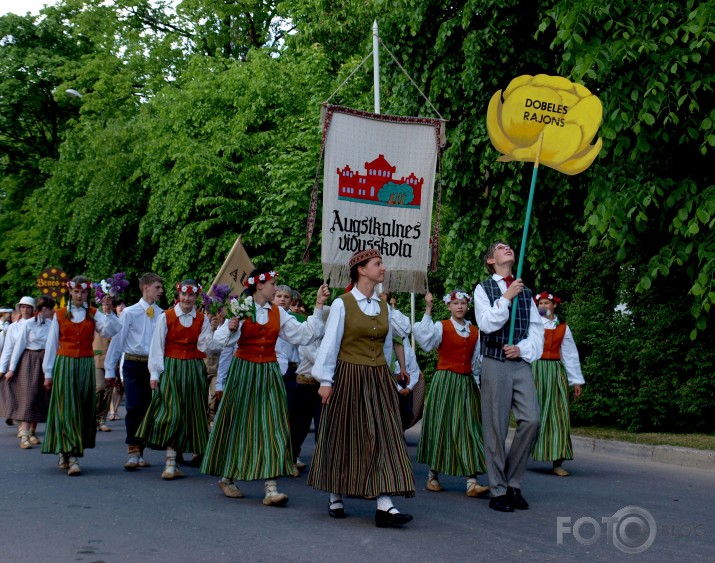 Svētku gājiens "Latvju bērni danci veda"