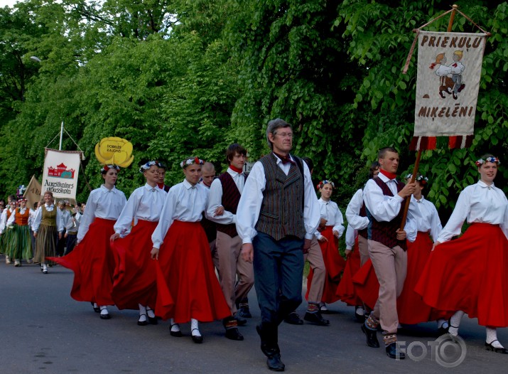 Svētku gājiens "Latvju bērni danci veda"