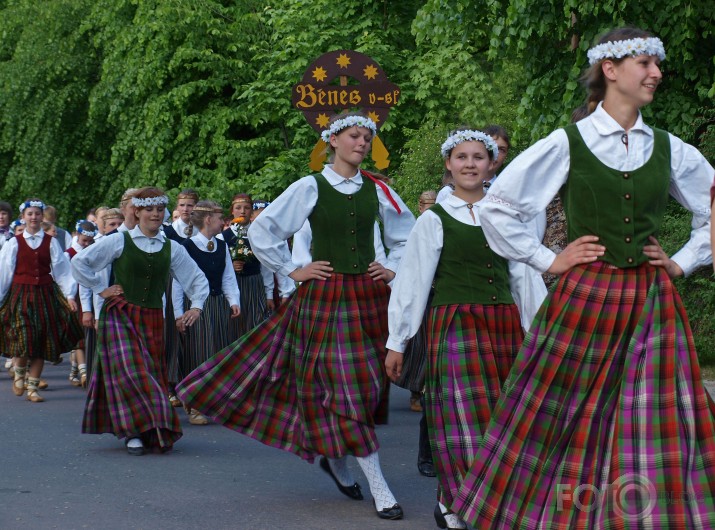 Svētku gājiens "Latvju bērni danci veda"