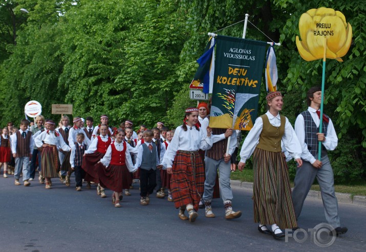 Svētku gājiens "Latvju bērni danci veda"