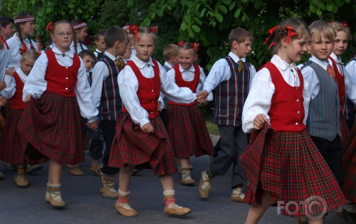 Svētku gājiens "Latvju bērni danci veda"