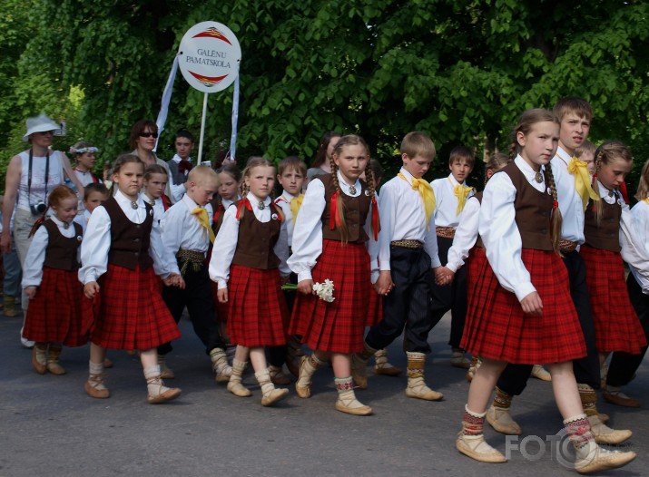 Svētku gājiens "Latvju bērni danci veda"