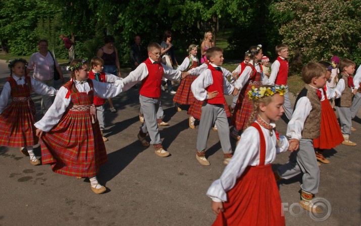 Svētku gājiens "Latvju bērni danci veda"