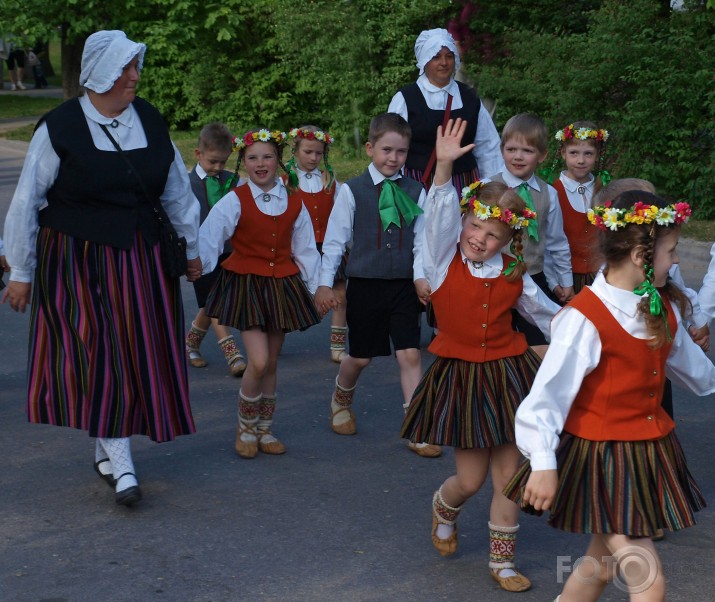 Svētku gājiens "Latvju bērni danci veda"