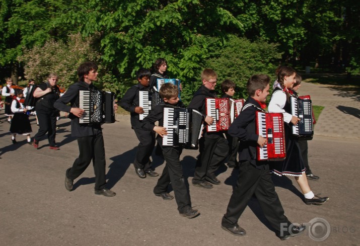 Svētku gājiens "Latvju bērni danci veda"