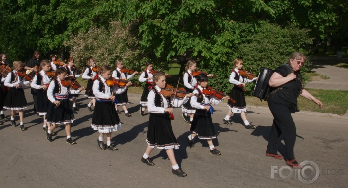 Svētku gājiens "Latvju bērni danci veda"