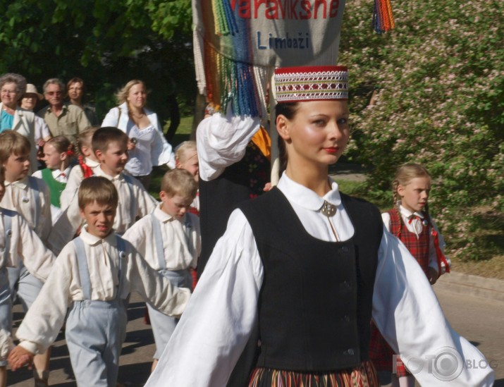 Svētku gājiens "Latvju bērni danci veda"