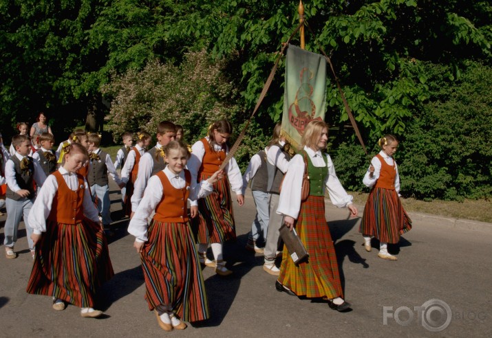 Svētku gājiens "Latvju bērni danci veda"