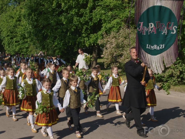 Svētku gājiens "Latvju bērni danci veda"