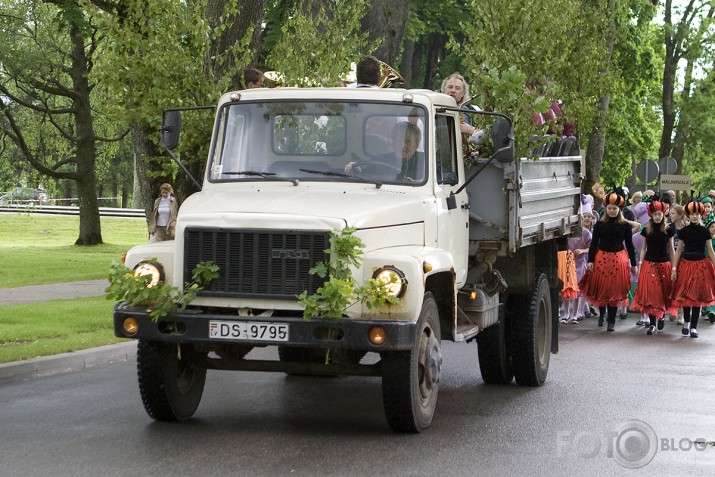 Dailes teātra festivāla Siguldā svētku gājiens