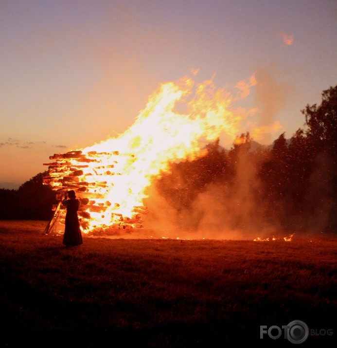 Jāņuguns.