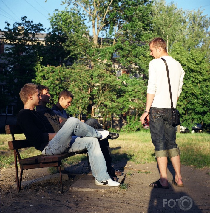 Jauniešu pasēdējiens pirmdienas vakarā uz manas pirmās krāsainas platās filmas