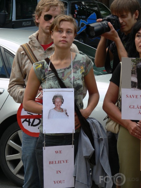 Kaili dabas draugi protestē pret lāčādu izmantošanu goda sardzes cepuru izgatavošanai