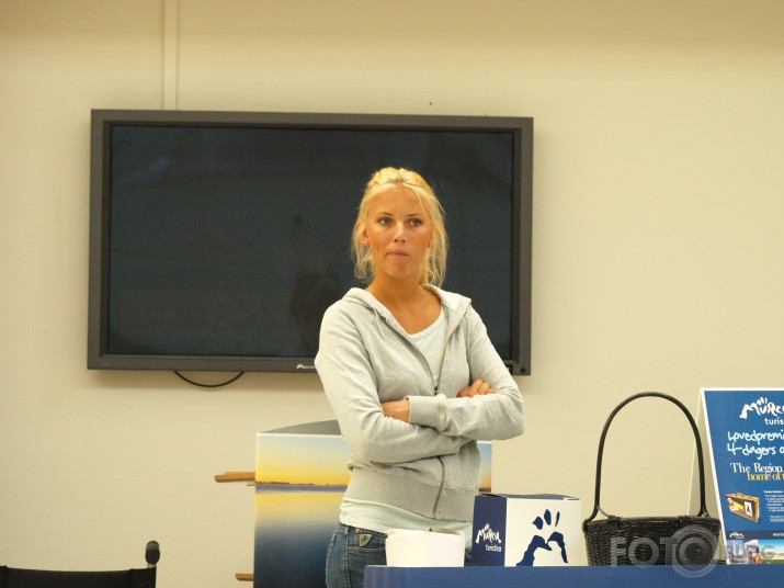 Fotosesija- kad modele nezin ,ka viņa piedalās.