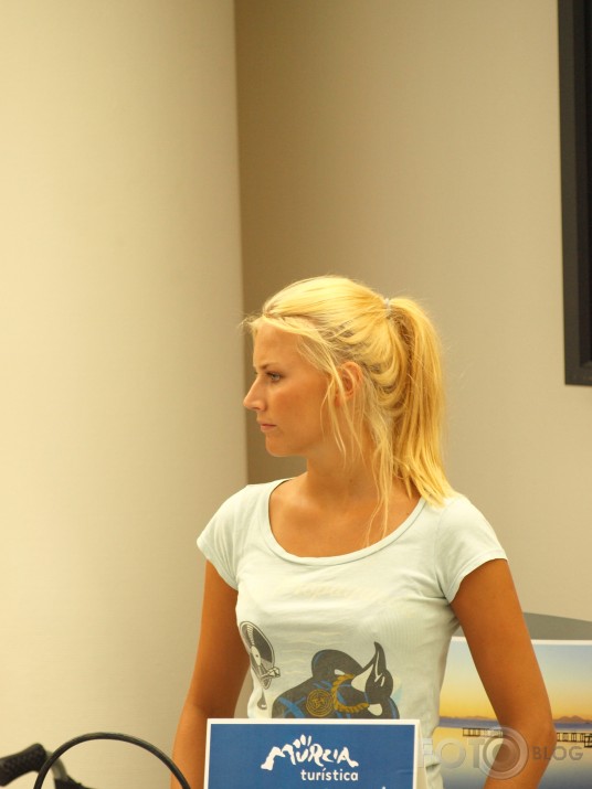 Fotosesija- kad modele nezin ,ka viņa piedalās.