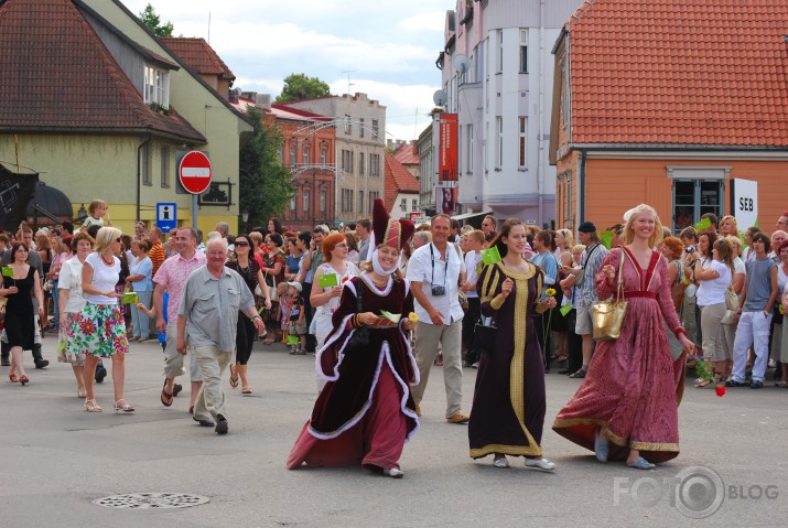 Cēsu pilsētas svētku dalībnieki un skatītāji